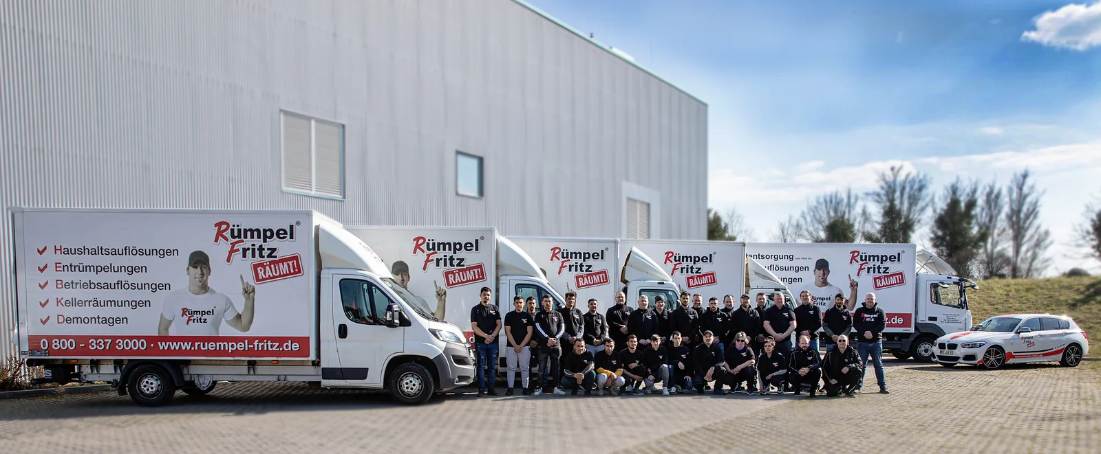 Das Team von Rümpel Fritz vor seinen Fahrzeugen